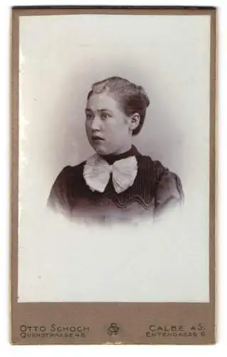 Fotografie Otto Schoch, Calbe a. S., Entengasse 6, Portrait einer jungen Frau in dunkler Kleidung mit weissem Kragen