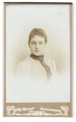 Fotografie Otto Wendt, Quedlinburg, Bahnhofstrasse, Portrait einer jungen Frau in einem gestreiften Kleid