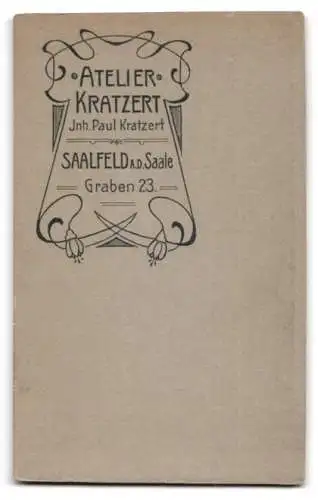 Fotografie Atelier Kratzert, Saalfeld a. d. Saale, Graben 23, Portrait eines kleinen Kindes vor einer Treppe