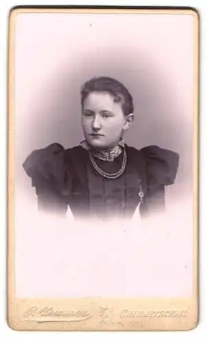 Fotografie Otto Zeumer, Crimmitschau, Jacobstrasse 14, Porträt einer jungen Frau in eleganter Kleidung