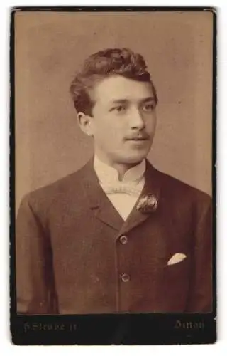 Fotografie H. Strube jr., Zittau, Lessingstr. 44, Portrait eines jungen Mannes im Anzug