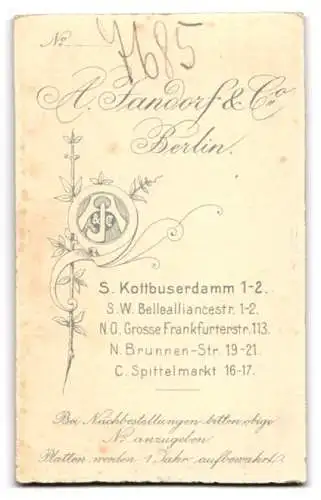 Fotografie A. Jandorf & Co., Berlin, Kottbusserdamm 1-2, Porträt eines Jungen neben einem Stuhl