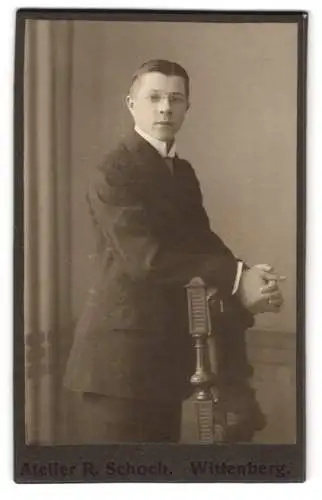 Fotografie R. Schoch, Wittenberg, Eleganter junger Mann in festlicher Kleidung