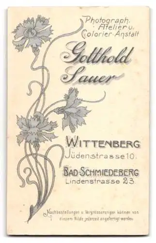 Fotografie Gotthold Sauer, Wittenberg, Jüdenstrasse 10, eleganter junger Mann im Anzug