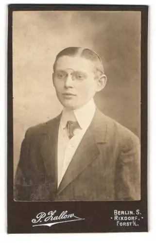 Fotografie P. Zallow, Berlin-Rixdorf, Bergstrasse, Portrait eines jungen Mannes mit Brille