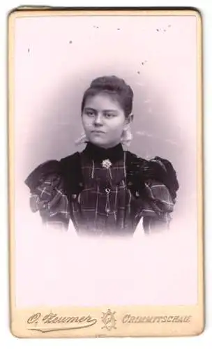 Fotografie Otto Zeumer, Crimmitschau, Jacobsgasse 14, Portrait einer jungen Frau in karierter Bluse