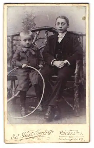 Fotografie Ed. Gust. Sonntag, Calbe a. S., Bernburgerstrasse 28, Zwei Jungen auf einer rustikalen Holzbank