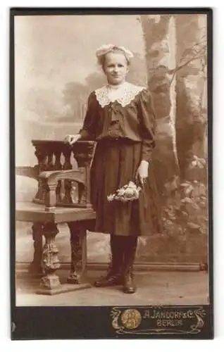 Fotografie A. Jandorf & Co., Berlin, Spittelmarkt 16 /17, Frau in traditioneller Kleidung mit Blumenstrauss