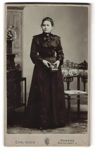 Fotografie Carl Goos, Hoerde, Bismarckstrasse 3, Frau in dunklem Kleid mit Buch