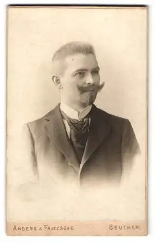 Fotografie Anders & Fritzsche, Beuthen, Hohenzollernstr. 26, Porträt eines eleganten Herrn mit Bart