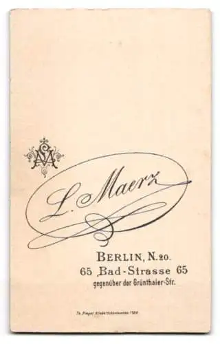 Fotografie L. Maerz, Berlin, Badstrasse 65, Junge und Kleinkind in traditionellen Kleidern
