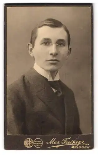 Fotografie Max Freitag, Meissen, Rothe Stufen 3, Portrait eines jungen Mannes mit Brille