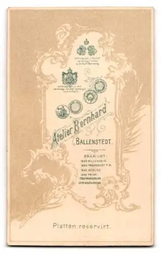 Fotografie Bernhard, Ballenstedt, Mädchen mit Buch in Hand