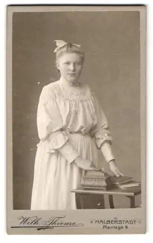 Fotografie Wilh. Thieme, Halberstadt, Plantage, Junge Frau in weissem Kleid mit Buch