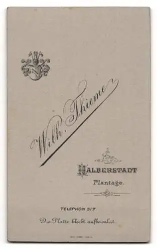 Fotografie Wilh. Thieme, Halberstadt, Plantage, Junge Frau in weissem Kleid mit Buch