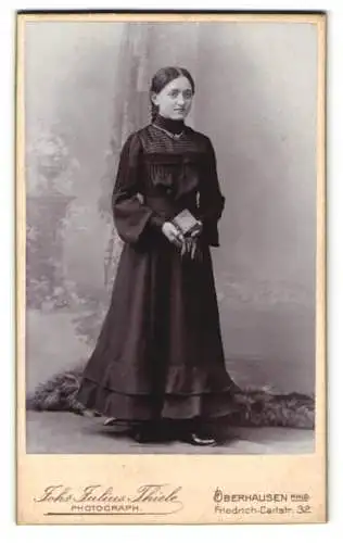 Fotografie Johs. Julius Thiele, Oberhausen /Rhld., Friedrich-Carlstr. 32, Porträt einer Dame in elegantem Kleid