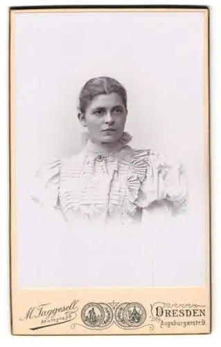 Fotografie Max Taggesell, Dresden, Augsburgerstr. 9, Portrait einer jungen Frau in Rüschenbluse