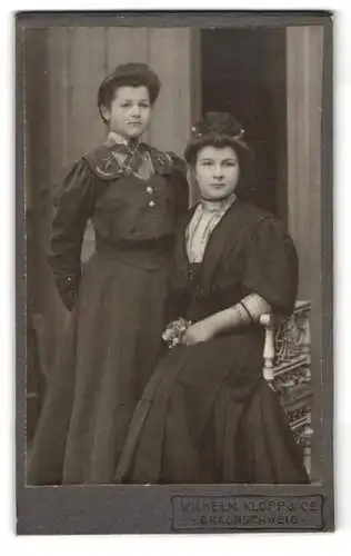 Fotografie Wilhelm Klopp & Co., Braunschweig, Zwei Frauen in eleganter Kleidung