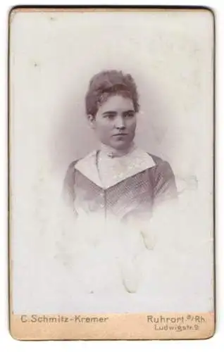 Fotografie C. Schmitz-Kremer, Ruhrort a. Rh., Ludwigstr. 9, Porträt einer jungen Frau