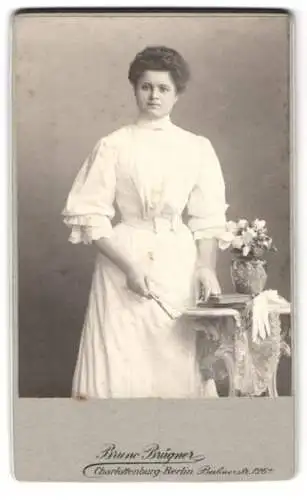 Fotografie Bruno Bürger, Berlin-Charlottenburg, Berlinerstr. 126, Porträt einer jungen Frau mit Blumenvase und Handschuh