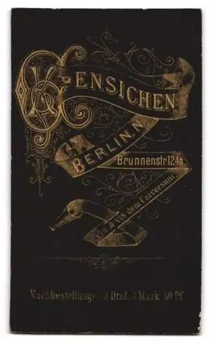 Fotografie K. Gensichen, Berlin, Brunnenstrasse 124a, Junger Mann mit Anzug und Blumenarrangement