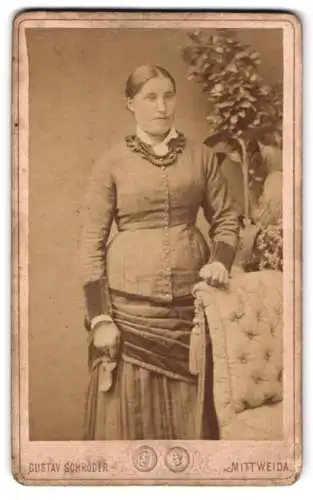 Fotografie Gustav Schröder, Mittweida, Rochlitzer-Strasse 234, Stehende Frau in eleganter Kleidung