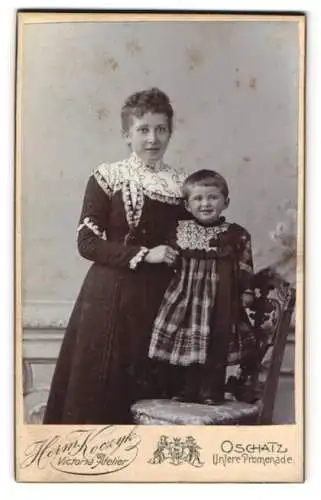 Fotografie Herm. Koczyk, Oschatz, Untere Promenade, Mutter mit kleinem Kind auf Stuhl