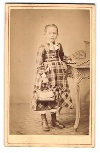 Fotografie E. Hundt, Calbe a.S., Schloss-Str. 18, Porträt eines jungen Mädchens im karierten Kleid