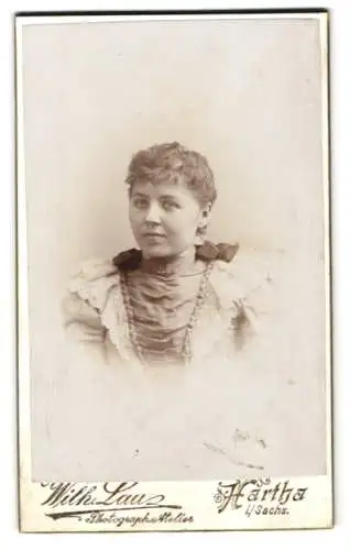 Fotografie Wilh. Lau, Hartha i. Sachs., Waldheimerstr. 6, Portrait einer jungen Frau