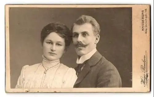 Fotografie Hugo Paulsen, Magdeburg, Alte Ulrichstr. 18, Ein Paar in eleganter Pose