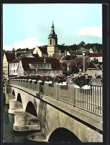 AK Creglingen /Tauber, Taubertorbrücke mit Stadtkirche