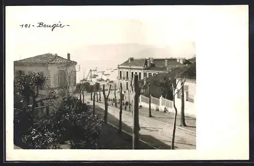 AK Bougie, Strassenpartie mit Blick zum Meer