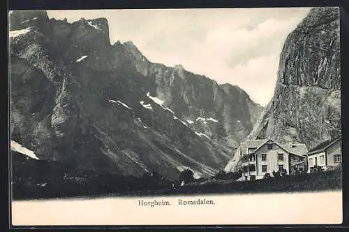 AK Horgheim /Romsdalem, Häuser, Blick in die schroffe Bergwelt