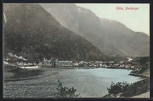 AK Odda /Hardanger, Panorama, Dampfer vor der Küste