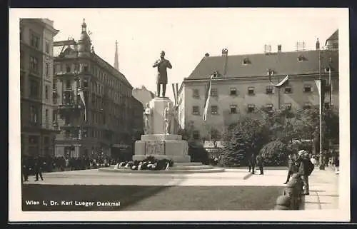 AK Wien I, Dr. Karl Lueger Denkmal mit Kränzen, Soldaten