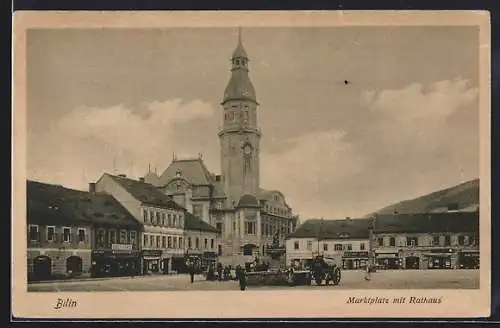 AK Bilin / Bilina, Strassenpartie am Marktplatz mit Rathaus