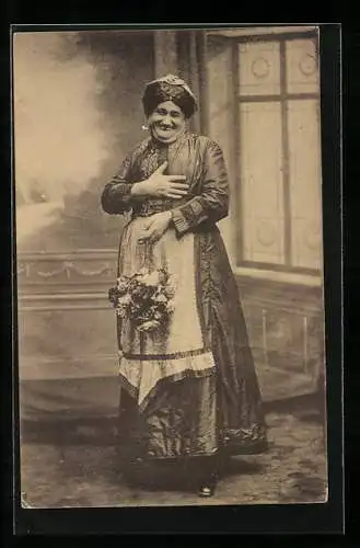 AK Arthur Hedrich bei einer Travestie-Nummer, Dresdner Victoria-Sänger