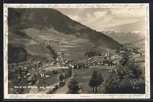 AK Matrei am Brenner, Ortsansicht mit Bergpanorama, Blick gegen Norden