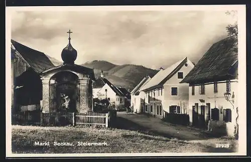 AK Seckau /Steiermark, Strassenpartie mit Kapelle