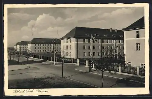 AK Hof a. d. Saale, Kaserne mit gehisster Flagge