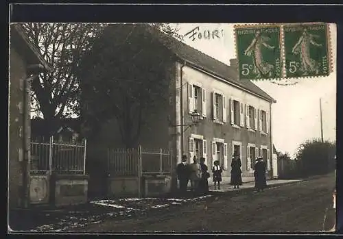 Foto-AK Fours, Strassenpartie mit Anwohnern