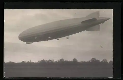 Foto-AK Friedrichshafen, Luftschiff Zeppelin überfliegt Felder