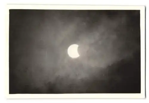 30 Fotografien Sonnenfinsternis am 30.6.1954, Private Serie der Sonnenfinsternis in verschiedenen Phasen