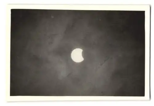 30 Fotografien Sonnenfinsternis am 30.6.1954, Private Serie der Sonnenfinsternis in verschiedenen Phasen