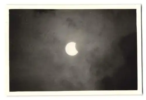 30 Fotografien Sonnenfinsternis am 30.6.1954, Private Serie der Sonnenfinsternis in verschiedenen Phasen