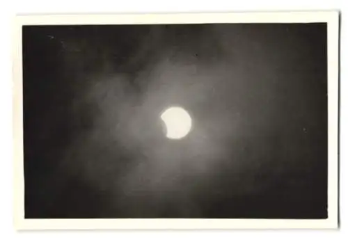 30 Fotografien Sonnenfinsternis am 30.6.1954, Private Serie der Sonnenfinsternis in verschiedenen Phasen