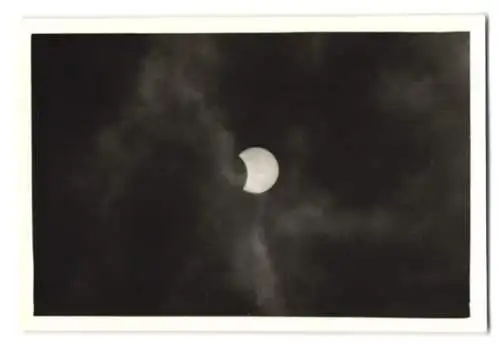 30 Fotografien Sonnenfinsternis am 30.6.1954, Private Serie der Sonnenfinsternis in verschiedenen Phasen