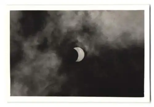 30 Fotografien Sonnenfinsternis am 30.6.1954, Private Serie der Sonnenfinsternis in verschiedenen Phasen