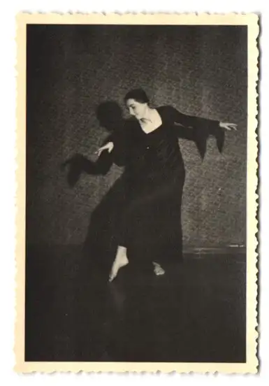 21 Fotografien H. Pogade, Berlin-Neukölln, Ausdruckstanz, Tanzgruppe / Tänzerinnen in verschiedenen Bühnenszenen 1