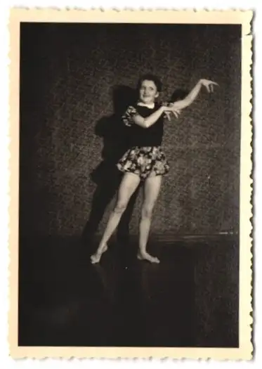 21 Fotografien H. Pogade, Berlin-Neukölln, Ausdruckstanz, Tanzgruppe / Tänzerinnen in verschiedenen Bühnenszenen 10